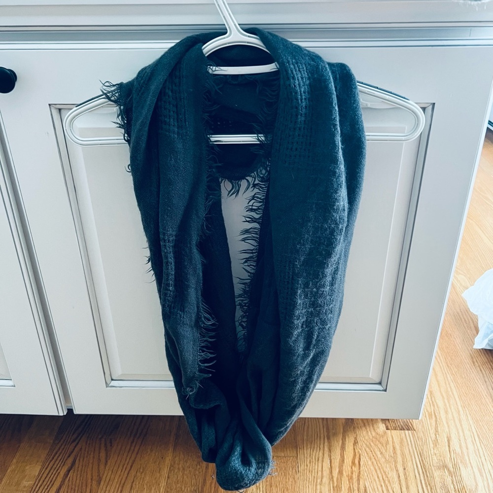 Woman’s adult scarf. Grey.